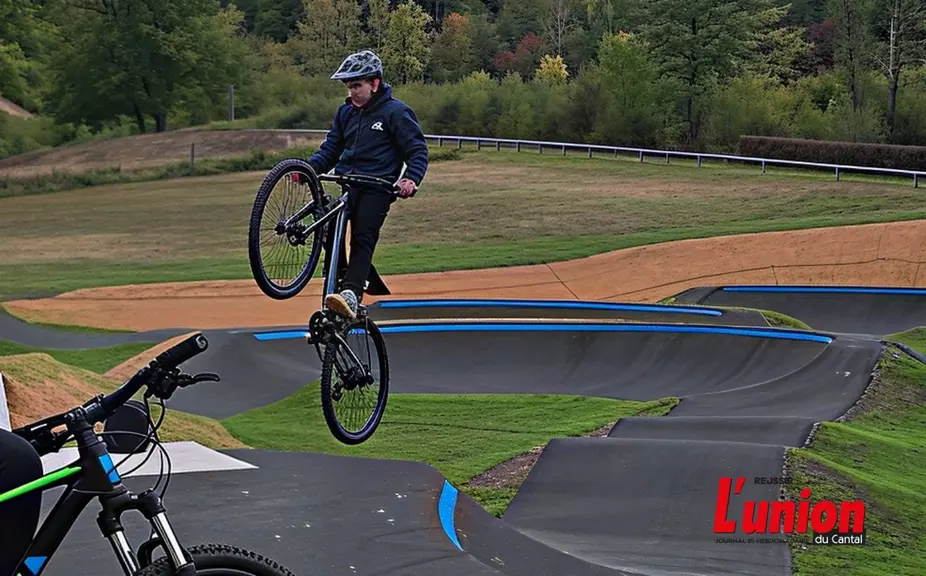 acrobatie en vélo sur une piste de pumptrack