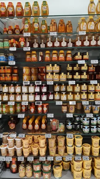 Pots de miels sur un étalage dans un supermarché. 