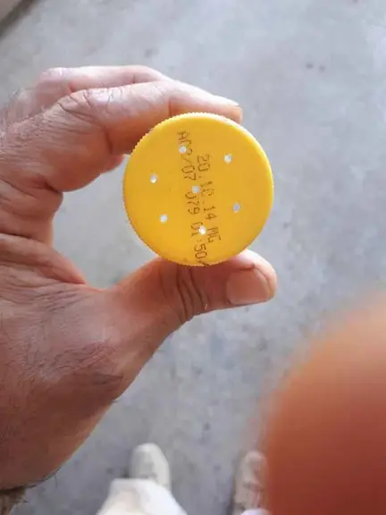 Le bouchon est percé d’environ 7 trous de 2 mm de diamètre.