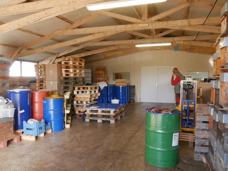 Stockage dans un ancien poulailler.