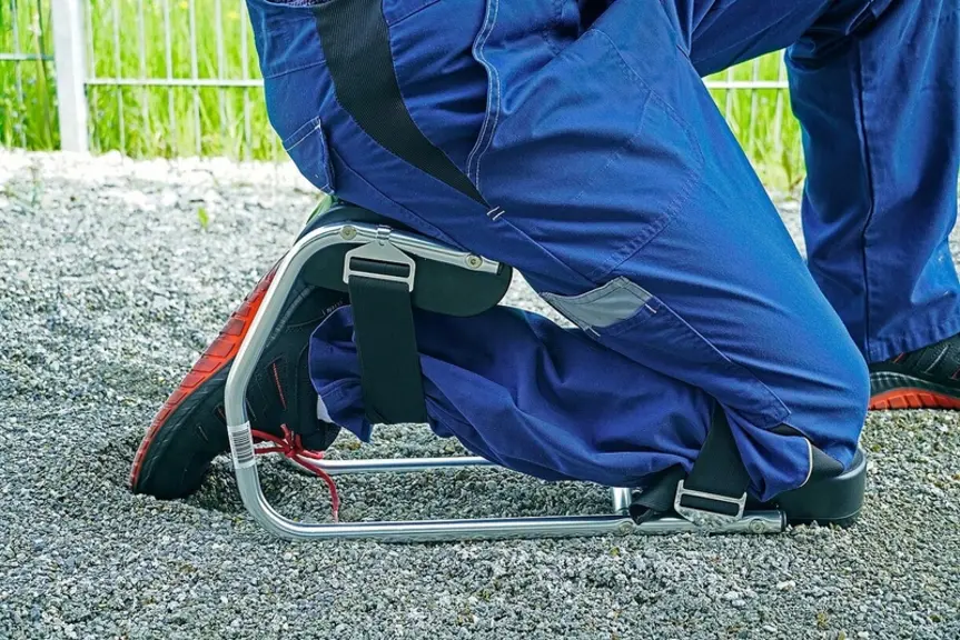 Le siège ergonomique KneeSeat KS de Probst « assis-genoux » réduit la pression sur les genoux et maintient le dos plus droit.<