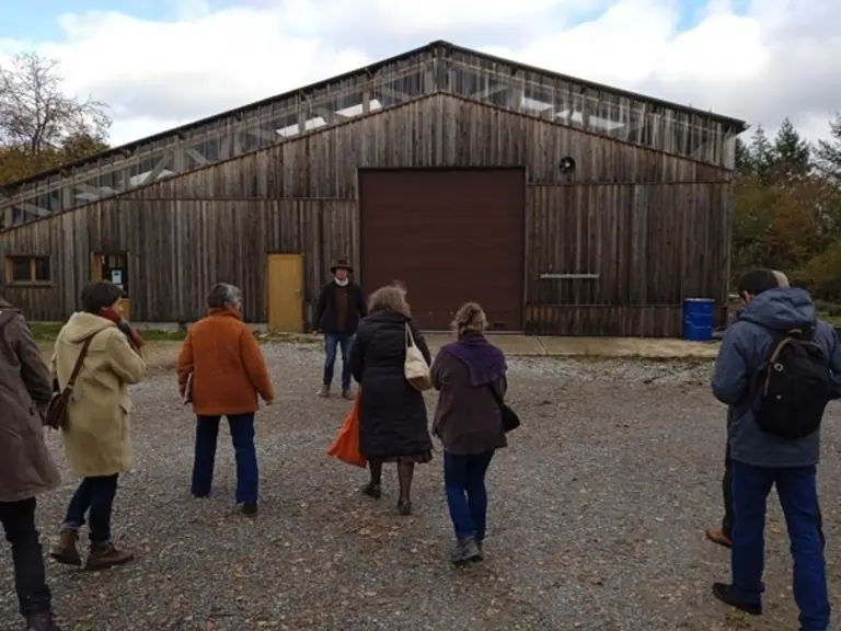 Les stagiaires visitent la miellerie de Nicolas Soubrane, conçue dans une ancienne scierie qui appartenait à son père.