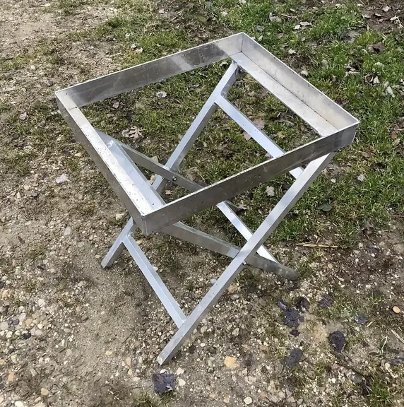 Un support ergonomique pour la pose des chasse-abeilles