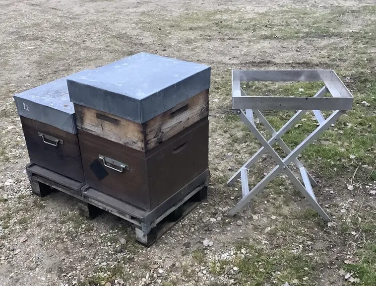Un support ergonomique pour la pose des chasse-abeilles