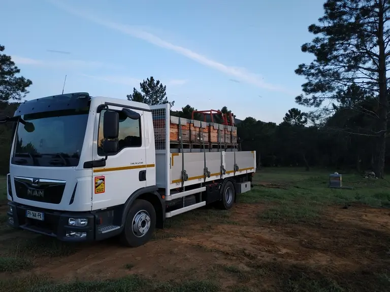 Ivan possède un fourgon (MAN L2H2) avec une capacité de chargement d'environ 180 hausses vides pour les visites de rucher