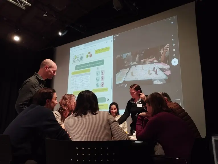 Démonstration du jeu sérieux Agape sur les interactions entre les apiculteurs-apicultrices et les agriculteurs-agricultrices.