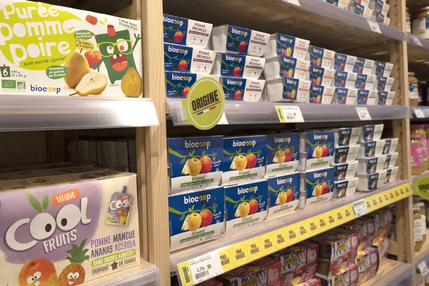 Rayon compote bio d'un magasin Biocoop avec affichage sur les prix engagés