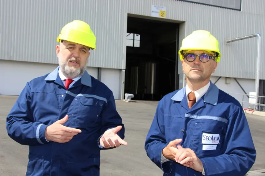 Romain Guyon (à gauche) et Stéphane Maurel. L’usine de Benet emploie 85 personnes sur place (164 avec les chauffeurs) et recrute en permanence, même s
