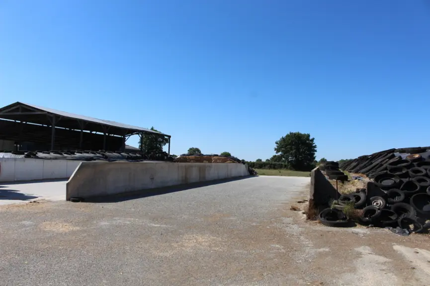 Des silos ont été refaits pour charger la mélangeuse sans avoir à la déplacer.  © S. Bourgeois