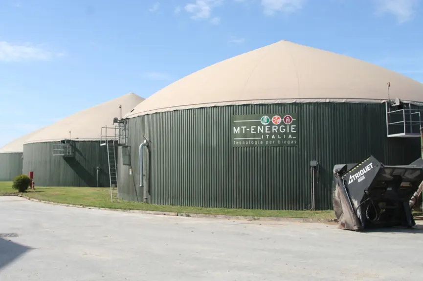 Les digesteurs sont en béton armé, cylindriques, de 6 mètres de haut, avec une couverture souple. Ils sont associés et équipés du matériel nécessaire