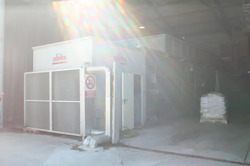 La consommation électrique du séchoir est couverte par un système photovoltaïque placé sur les toits de l'entreprise (stabulations, hangars) tandis qu