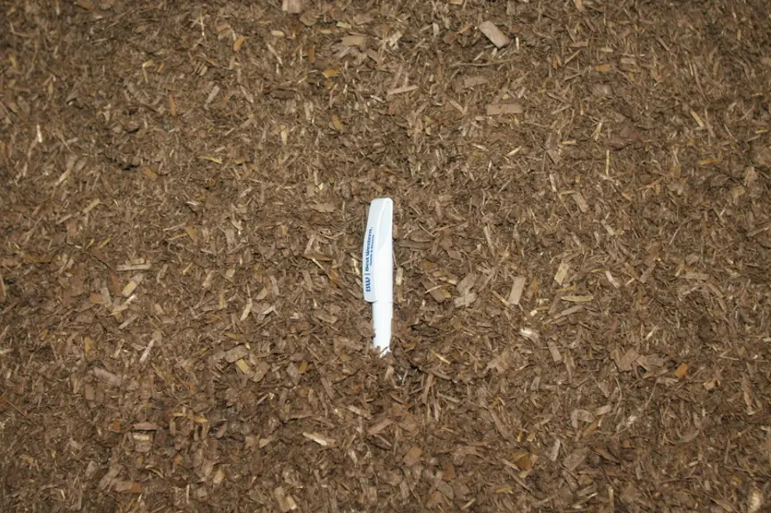 Une fois séchée, la fraction solide quitte le séchoir par une vis sans fin pour constituer un tas sur une surface bétonnée située sous un hangar, avan