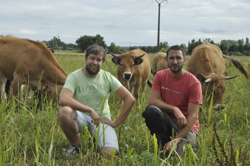 Romain Planel (à gauche), éleveur, et Jérémy Fraysse (céréalier). « Ce que nous faisons ici peut se faire ailleurs et à n’importe quelle échelle ». ©
