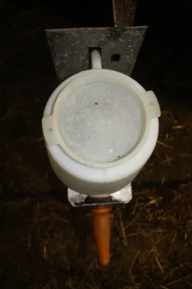 Le biberon possède un capuchon pour protéger le lait des déjections des mères, « ce qui arrive rarement en fait ! », souligne Yves Lagorsse. Le petit