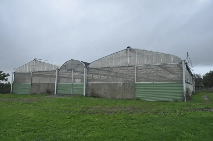 Au bout de neuf ans, l’ombrière a été changée, suite à une tempête.L’occasion de changer préventivement la bâche de toiture des deux chapelles extérie