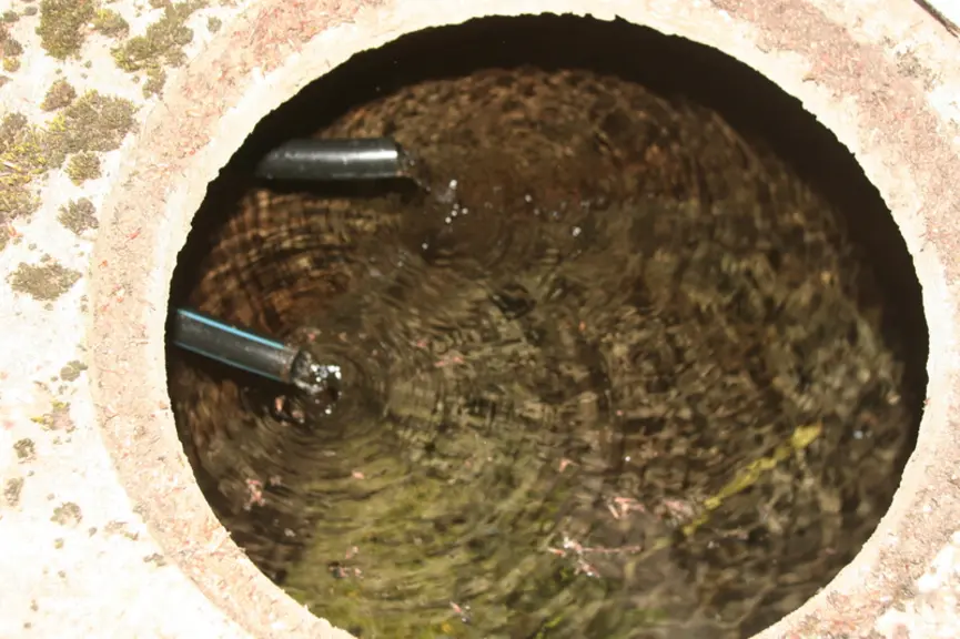 2-Le collecteur est situé à 12 mètres du captage de la source. Son fond est bétonné. Un trop-plein garde son niveau constant. La conduite motrice qui
