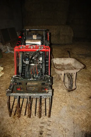 Le microbull a été adapté, en lien avec un constructeur, dans le but de curer plus rapidement les cases des veaux de lait. Avec 65 vêlages par an, une
