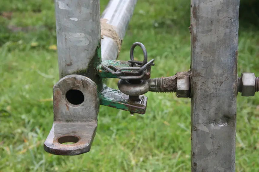 Des soudures complémentaires ont permis d’articuler l’ensemble des barrières. Deux barrières en hauteur reliées par une barre horizontale soudent les