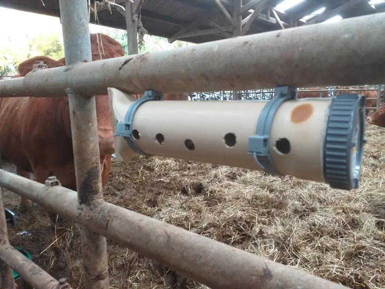Un diffuseur peut être bricolé avec un tube perforé contenant un noyau de bois, support des huiles par exemple, ou avec des boîtes de drivation conten