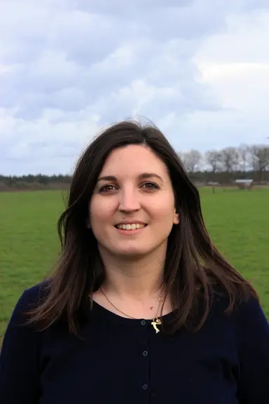 Sarah Besombes, conseillère d’entreprise à la chambre d'agriculture de Saône-et-Loire."Avec le pâturage tournant, la flore devient plus homogène, car