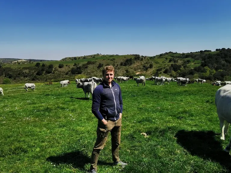 Quentin Alteyrac. « Les 280 hectares conduits en pâturage de précision représentent le cœur de la ferme. Ils sont d’un seul tenant. Seule une route av