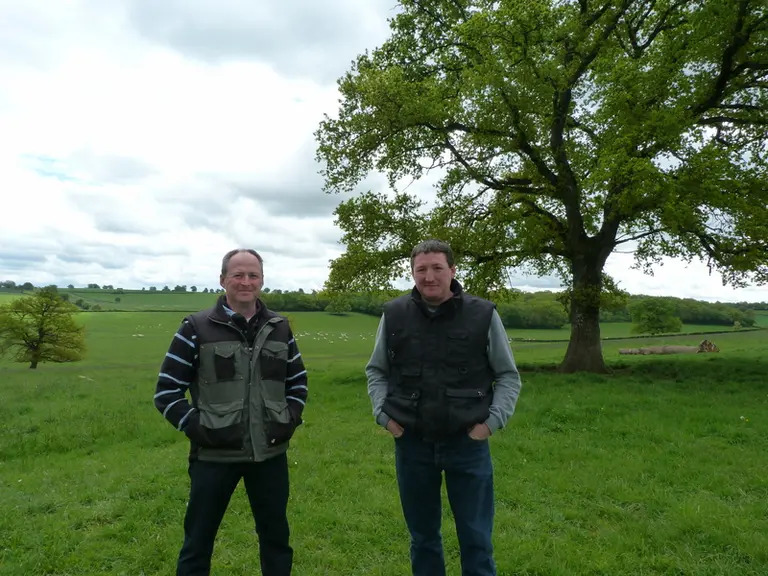 Emmanuel et Jean-François Nandrot. "La présence des deux espèces sur les mêmes parcelles assure une valorisation optimale de l'herbe et permet de fini