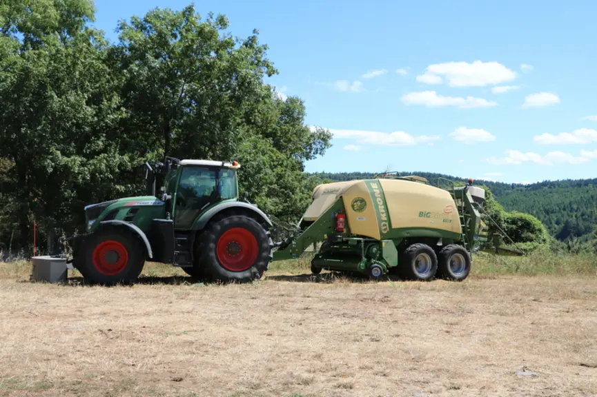 Le passage aux bottes carrées est d’abord lié à la volonté d’optimiser le transport tant pour le fourrage conservé que pour ce qui est vendu. Cela per