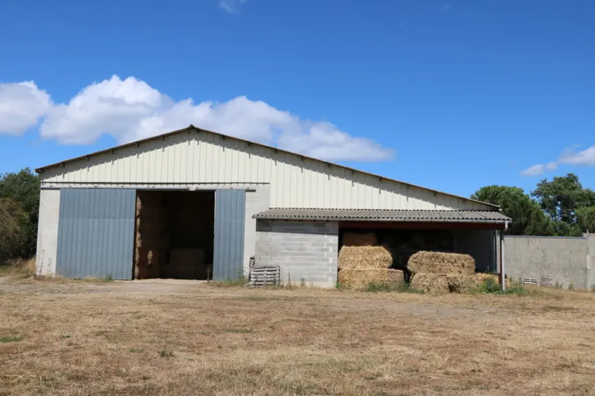 Ce bâtiment de 1200 m2 est réservé au stockage du foin et il est complété par deux hangars de dimensions plus modestes pour stocker à l'abri la quasi-