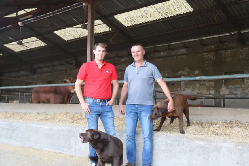 Paul et son oncle Philippe Couvé. « On privilégie les animaux de race Charolaise car on trouve toujours acquéreur. » © C. Delisle