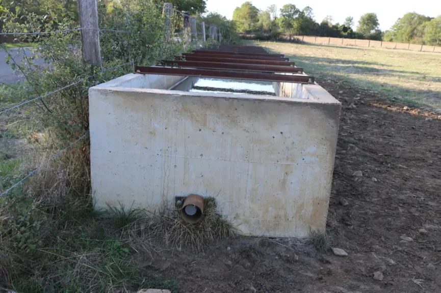 Ludovic Roy a d’abord construit deux moules en bois, un extérieur et un intérieur. Pour chaque abreuvoir, il réalise une solide armature en fers ronds