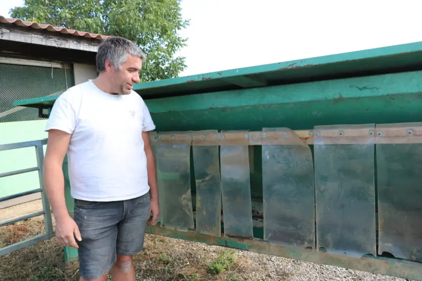 Lassé de voir les corbeaux venir par dizaines s’alimenter dans les nourrisseurs en y laissant qui plus est fientes et plumes, Jean-Paul Roy a posé dev