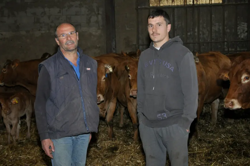 Gérard et Fabien Fabre ont supprimé récemment 200 brebis laitières et augmenté le troupeau bovin à 70 vaches en prévision de la retraite des parents,