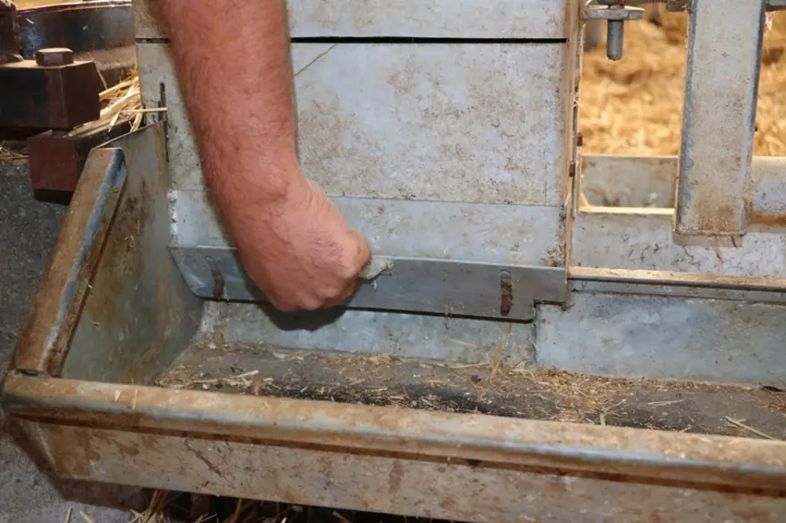 Une trappe pouvant être plus ou moins ouverte permet d’accélérer ou au contraire de freiner la descente de l’aliment.  © F. d'Alteroche