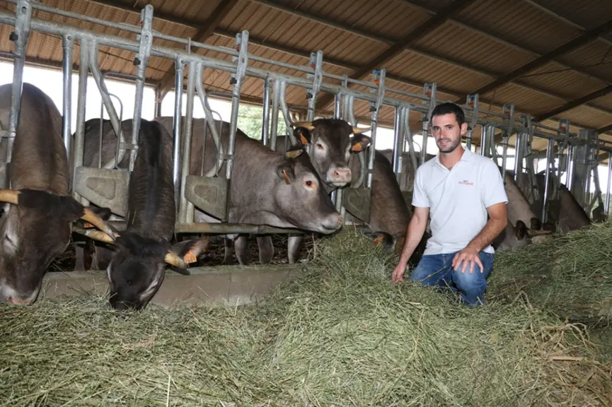 Paul Dussau conserve une bonne partie des génisses qu’il fait naître. Elles vont lui permettre d’homogénéiser davantage son cheptel et de gagner en po