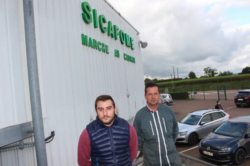 Julien Bonnet de Sicafome et Lilian Lognon, éleveur dans l'Allier. "La vente par vidéo m'évite des frais de transport, tout en bénéficiant des avantag