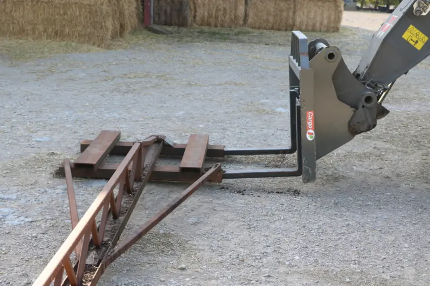 Même s’il est résistant et joliment soudé, cet outil ne permet pas de soulever de charge trop lourde : guère plus de 250 kg. S’il est parfait pour sou