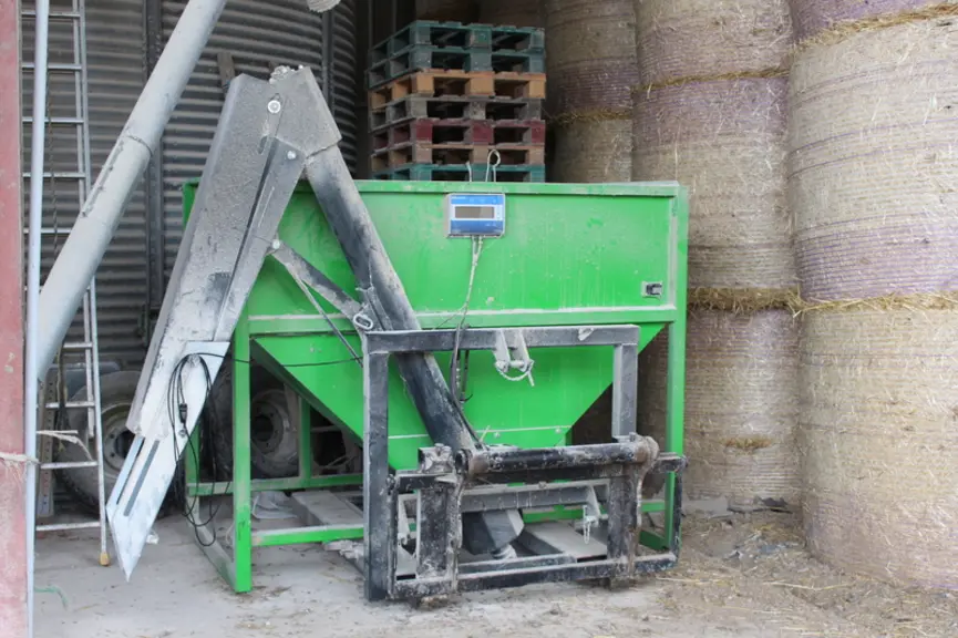 Un container avec système de pesée qui se déplace sur la fourche du télescopique permet de distribuer le concentré dans les nourrisseurs comme en bâti