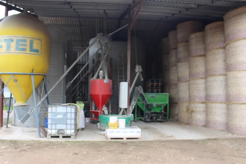 Une petite fabrique d'aliment d'une capacité de 500 kilos a été installée.  © S. Bourgeois