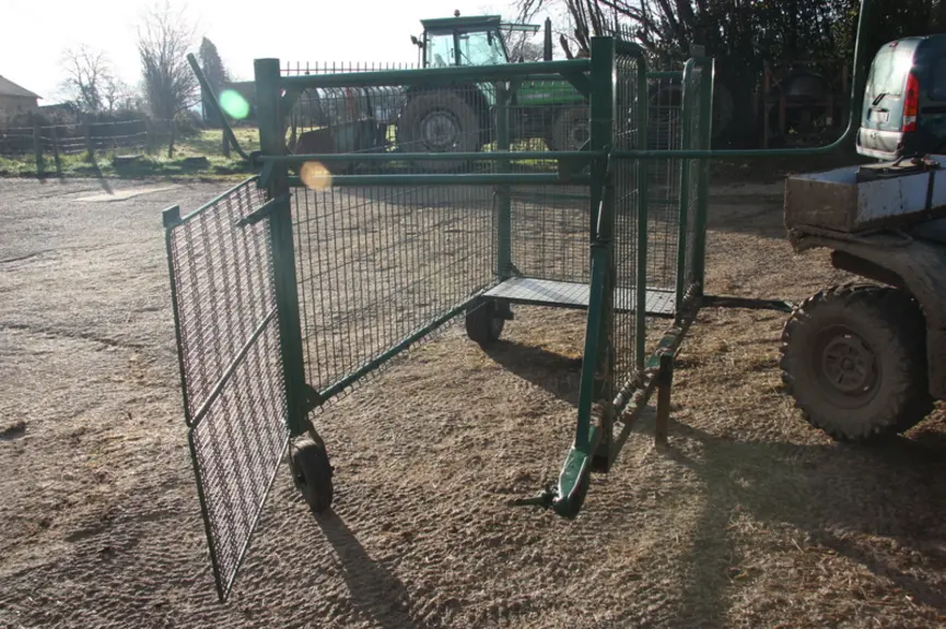 La cage comporte à l’avant une porte maintenue ouverte par un ressort et dont la fermeture se déclenche manuellement depuis le guidon du quad de façon