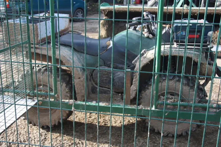 La largeur du passage d’homme (84 cm) a été déterminé par l’espace entre les roues du quad afin que, du quad, l’éleveur puisse passer dans la cage. Le