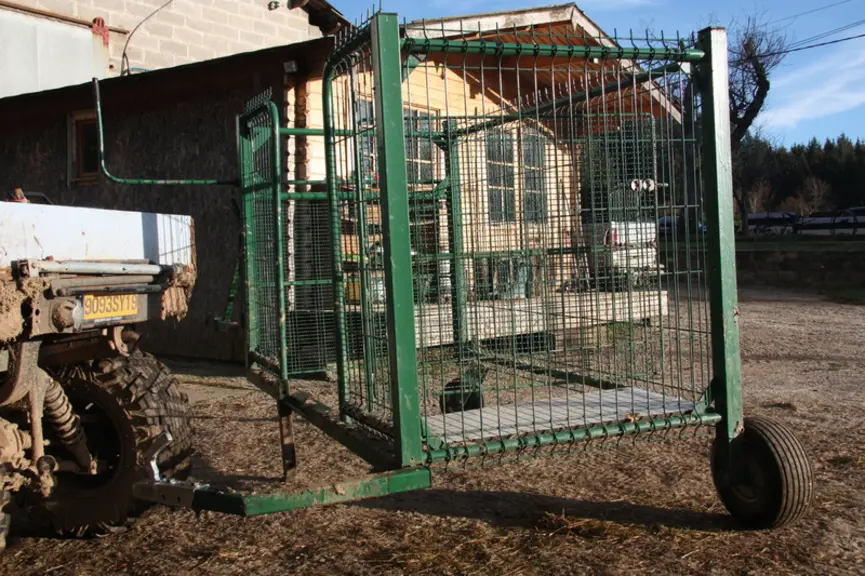 Une roue de faneuse à l’arrière et une roue folle à l’avant pour suivre la trajectoire du quad ont été installées. « Ce qui couterait le plus cher dan