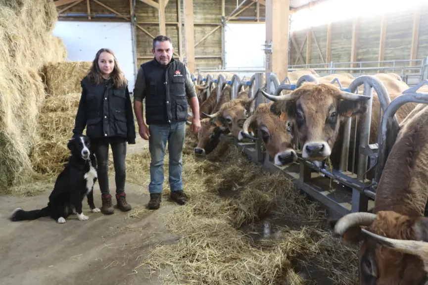 Jean-Pierre Rispal et sa seconde fille Maeva. « La distribution du foin est manuelle mais aisée avec des balles carrées stockées juste à côté de l’aug