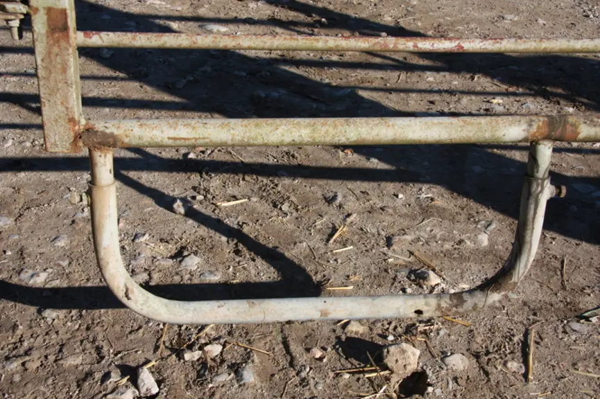 (3)	Il n’y a volontairement pas de pieds « plats » pour que la cage ne s’enfonce pas dans le sol. Les pieds sont formés de tubes cintrés afin que la c