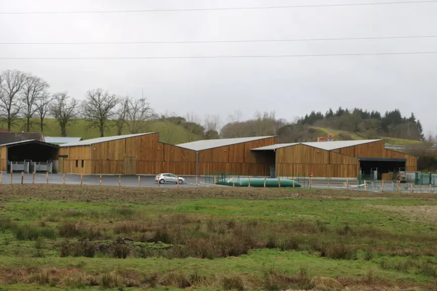 Le bâtiment est localisé sur une ancienne prairie jouxtant le siège administratif de Celmar. Il améliore les conditions de travail des salariés et va