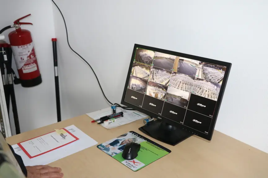 Un ensemble de caméras ont été positionnées en périphérie et dans le bâtiment pour surveiller à distance et également se prévenir de la présence de vi