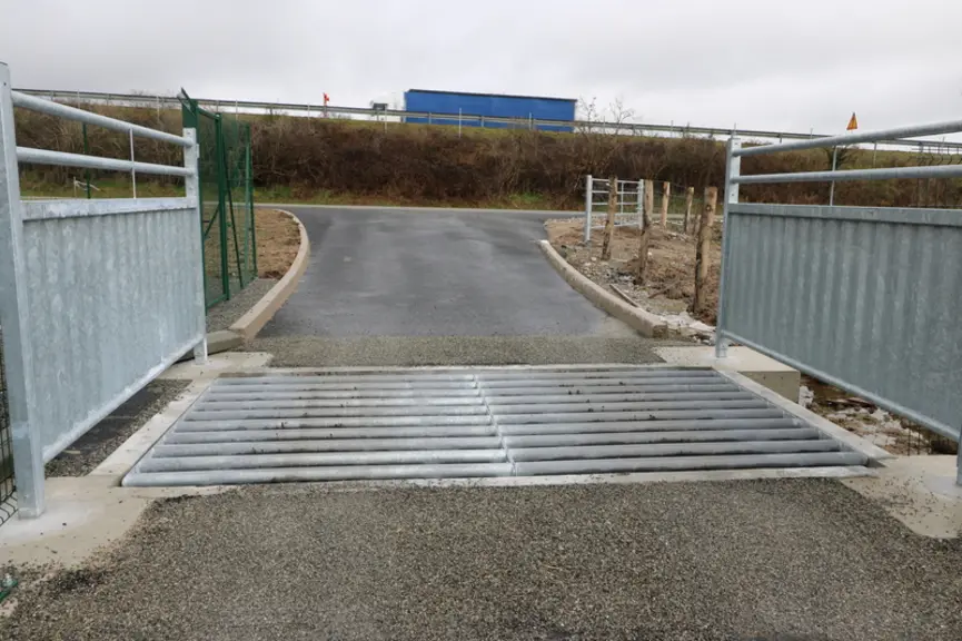 Les deux entrées sont fermées par des barrières équipées de passages canadiens et l’ensemble de l’enceinte est close par un grillage à sanglier pour e