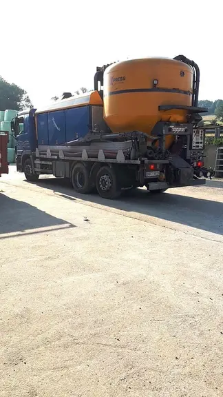 Un camion usine intervient en prestation de service une fois par an. © M. Haugoubart