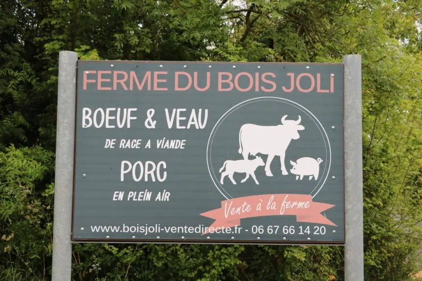 Les clients viennent chercher leur colis de viande à la ferme mais le fait de proposer de la viande de porc n'est plus d'actualité.  © F. d'Alteroche