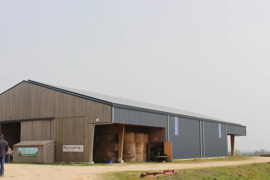 Le bâtiment mesure 48 m x 19 m. Il est équipé de deux cellules de 120 m3 chacune pouvant stocker 150 tMS au total, d'un automate de ventilation avec v