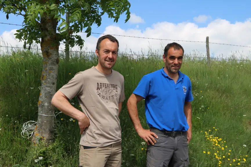 Olivier (à gauche) et Patrice Laporte.« On a quelques animaux qui passent la belle saison sur le plateau de l’Aubrac, mais pas question pour nous d’al